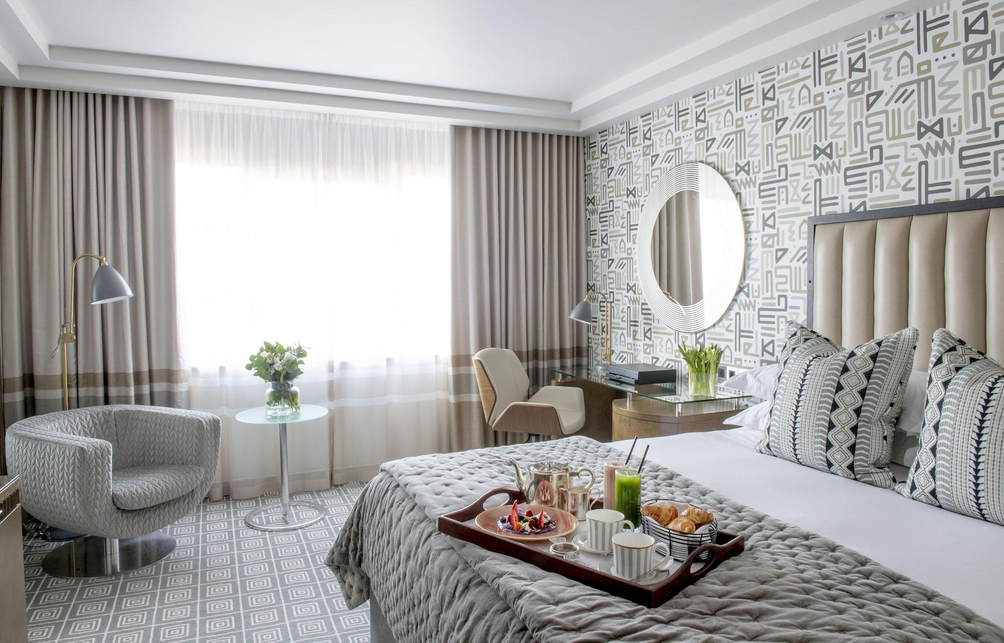 The Marylebone Hotel Londýn Exteriér fotografie A bedroom at The Savoy