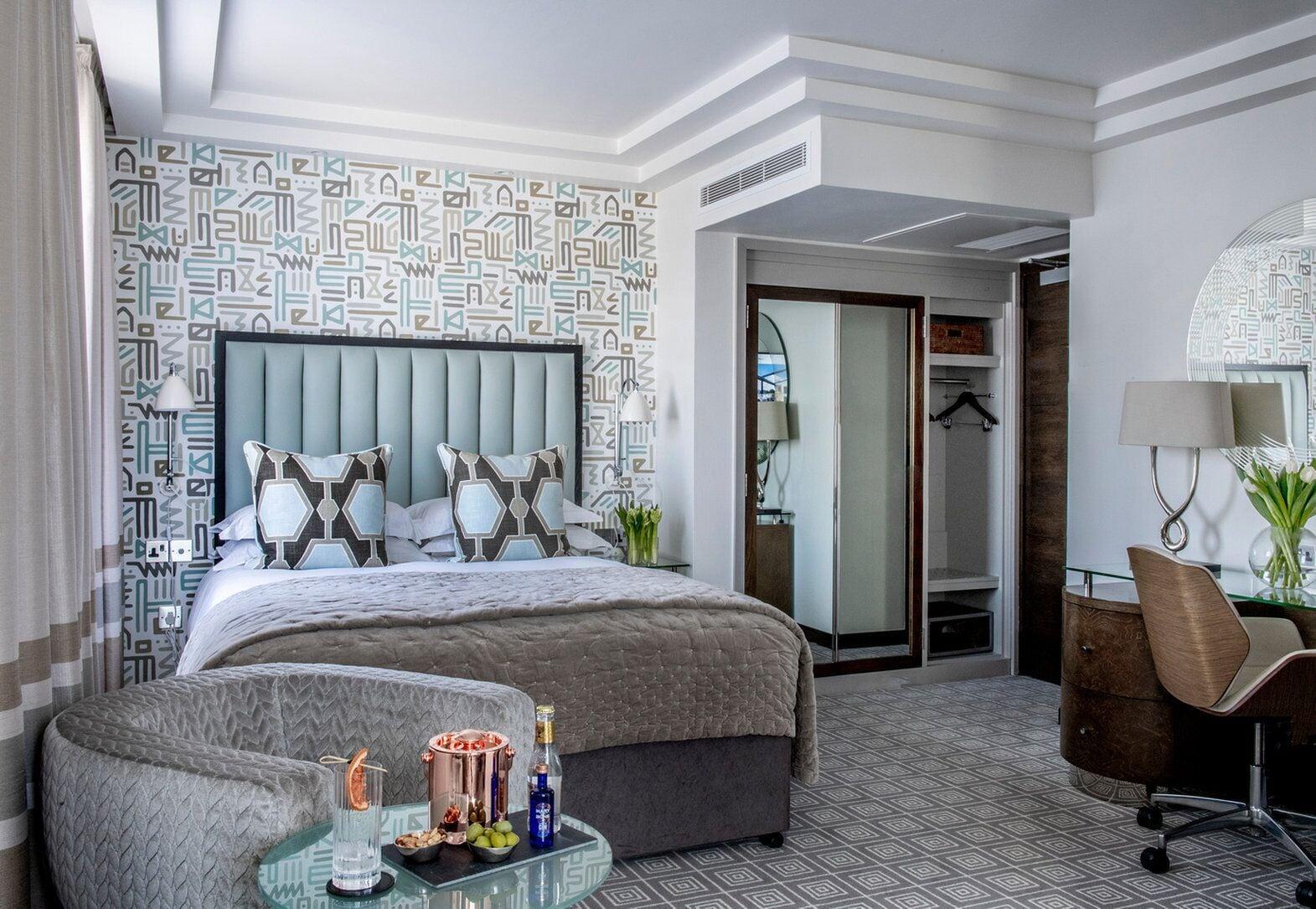 The Marylebone Hotel Londýn Exteriér fotografie A bedroom at The Dorchester